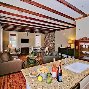 Bed & Breakfast Comfy Carriage House Steps From The River