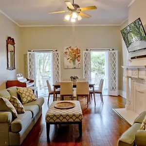Bed & Breakfast Comfortable Escape In Historic Downtown